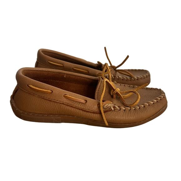 Minnetonka Shoes - Minnetonka Women's Tan Moccasins Slippers Shoes NWOT With Minor Tear Size 8.5